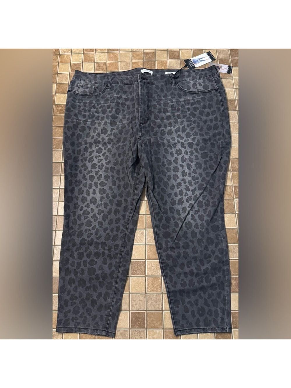 Sofia by Sofia Vergara Gray Leopard Print Ankle Cropped Jeans